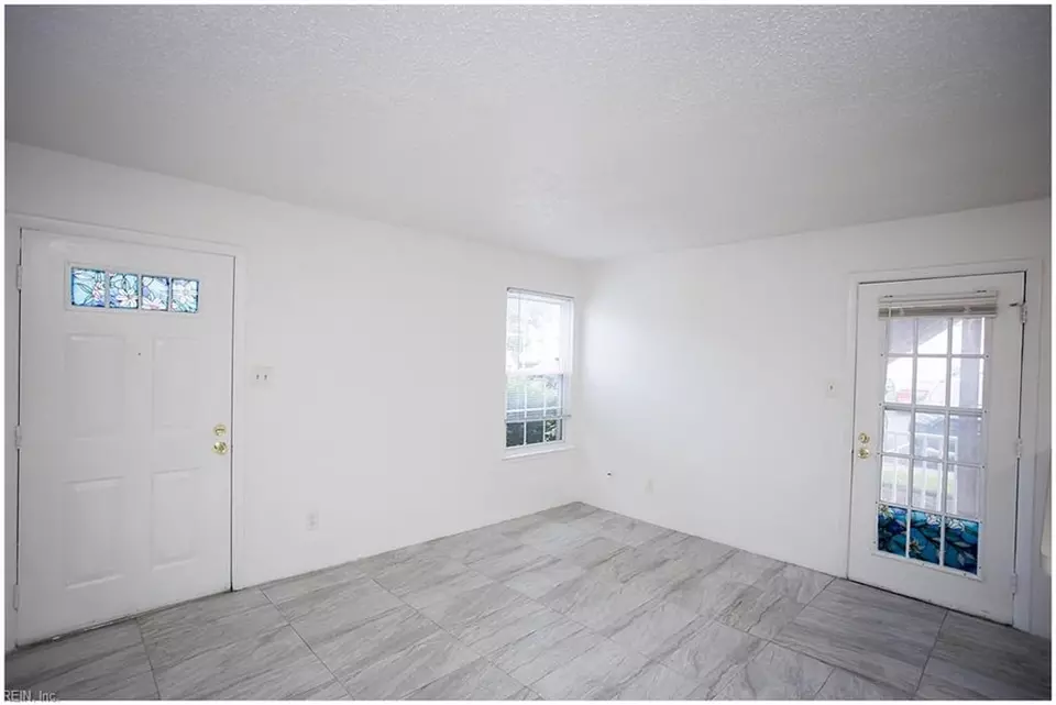 Living - 5624 Summit Arch Arch, Virginia Beach, VA 23462 photo 4 of 5