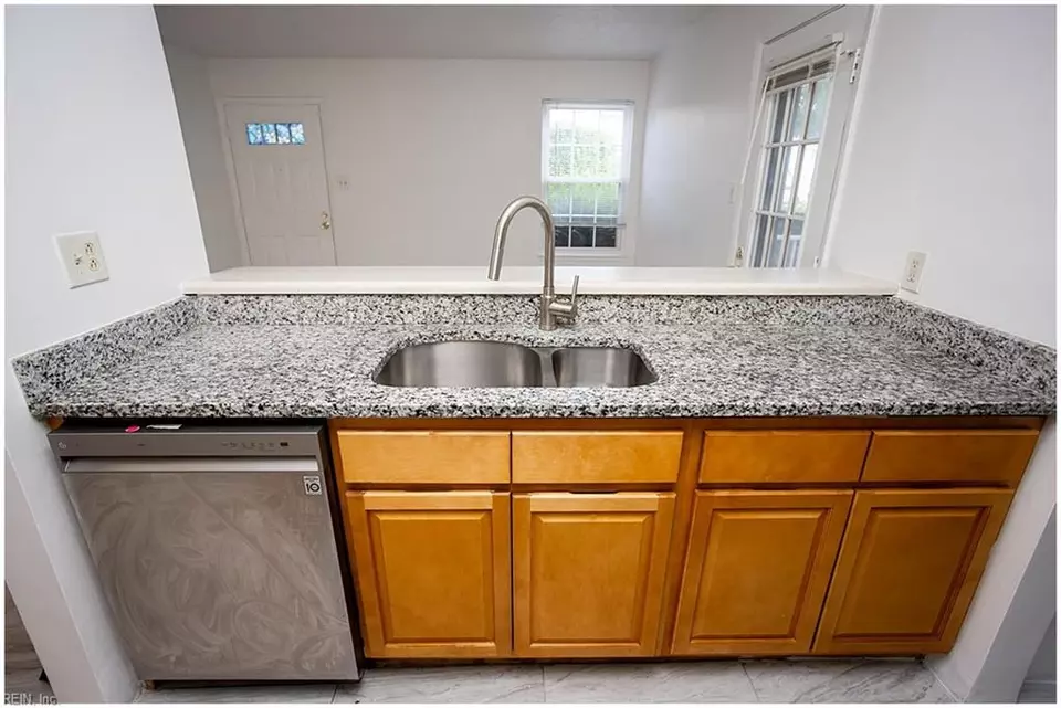 Kitchen - 5624 Summit Arch Arch, Virginia Beach, VA 23462 photo 6 of 7