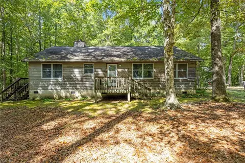 312 Red Oak Dr, Elberon, VA 23846