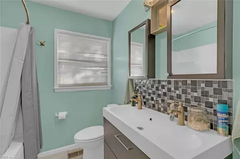 Bath - 10 Bonaire Dr, Hampton, VA 23669 photo 1 of 1