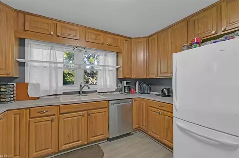 Kitchen - 10 Bonaire Dr, Hampton, VA 23669 photo 2 of 3