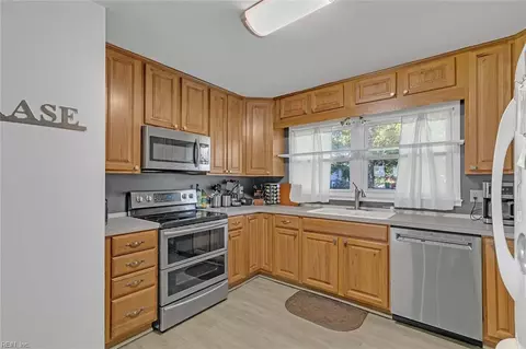 Kitchen - 10 Bonaire Dr, Hampton, VA 23669 photo 1 of 3