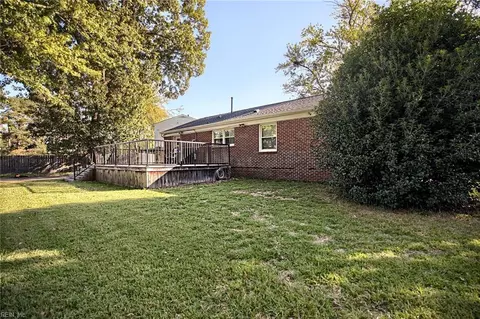Exterior - 10 Bonaire Dr, Hampton, VA 23669 photo 6 of 10