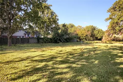 Exterior - 10 Bonaire Dr, Hampton, VA 23669 photo 3 of 10