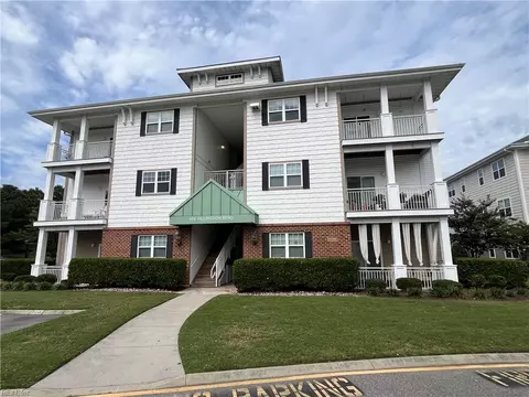 4316 Hillingdon Bnd #302, Chesapeake, VA 23321