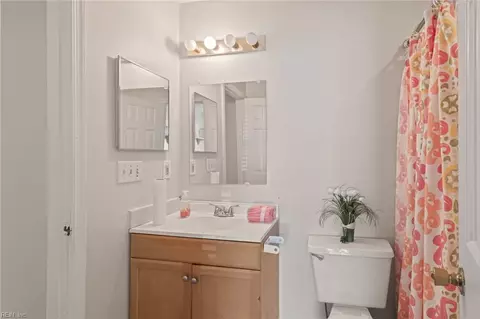 Bath - 20 A Lakeside Cres, Hampton, VA 23669 photo 1 of 4