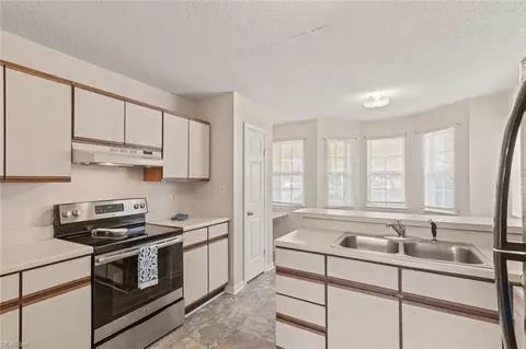 Kitchen - 20 A Lakeside Cres, Hampton, VA 23669 photo 1 of 5
