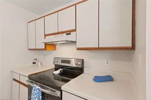 Kitchen - 20 A Lakeside Cres, Hampton, VA 23669 photo 4 of 5