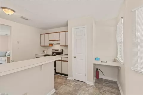 Kitchen - 20 A Lakeside Cres, Hampton, VA 23669 photo 5 of 5