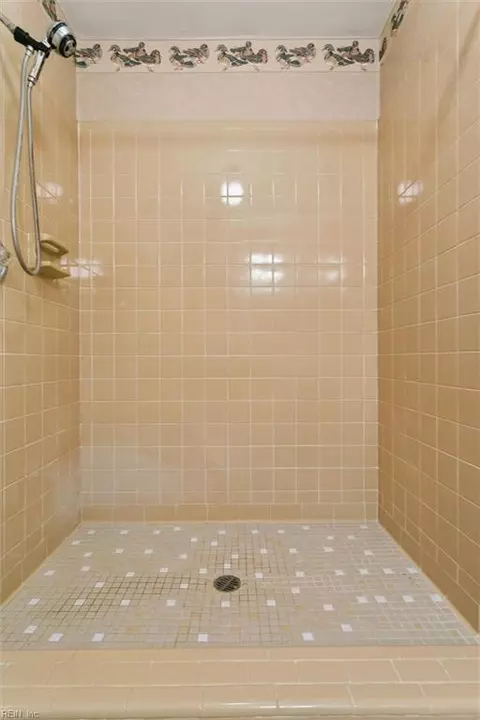 Bath - 5 Hampton Key Rd, Williamsburg, VA 23185 photo 2 of 3