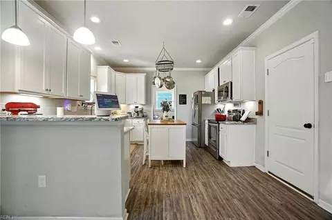 Entry Way - 1072 Kane St, Norfolk, VA 23513 photo 2 of 3