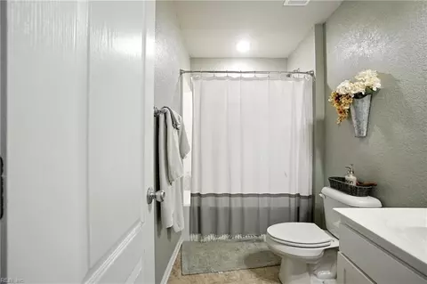 Bath - 1072 Kane St, Norfolk, VA 23513 photo 2 of 3