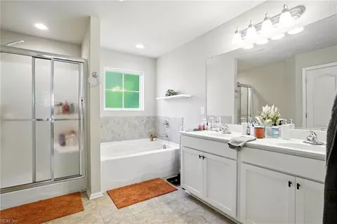 Bath - 1072 Kane St, Norfolk, VA 23513 photo 3 of 3