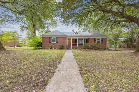 2935 Sterling Point Dr, Portsmouth, VA 23703