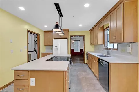 Kitchen - 28 Sarfan Dr, Hampton, VA 23664 photo 4 of 5