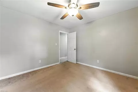 Bedroom - 400 Lee St, Hampton, VA 23669 photo 5 of 7