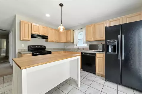 Kitchen - 400 Lee St, Hampton, VA 23669 photo 2 of 3