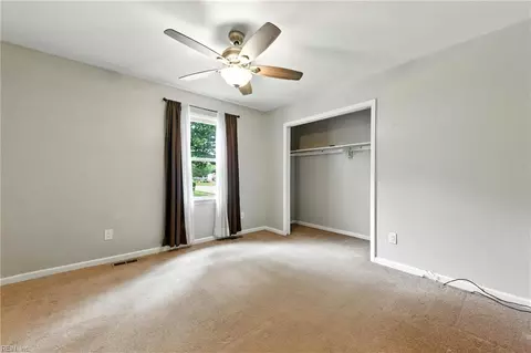 Bedroom - 400 Lee St, Hampton, VA 23669 photo 4 of 7