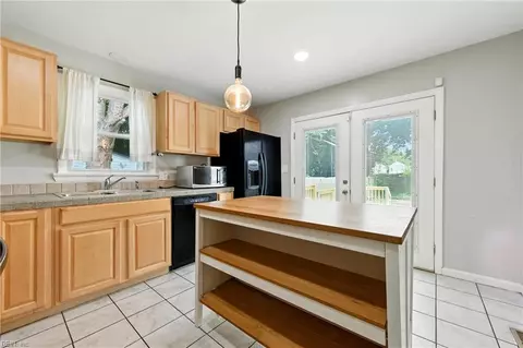 Kitchen - 400 Lee St, Hampton, VA 23669 photo 1 of 3