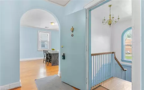 Entry Way - 7423 Hampton Blvd, Norfolk, VA 23505 photo 5 of 8