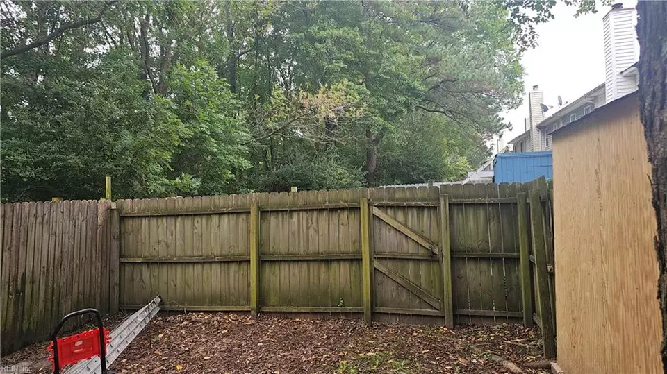 Exterior - 1010 Scarborough Ct, Virginia Beach, VA 23453 photo 2 of 2