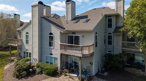 533 E Lake Cir, Chesapeake, VA 23322