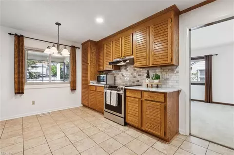 Kitchen - 10 Sugarberry Rn Run, Hampton, VA 23669 photo 3 of 8