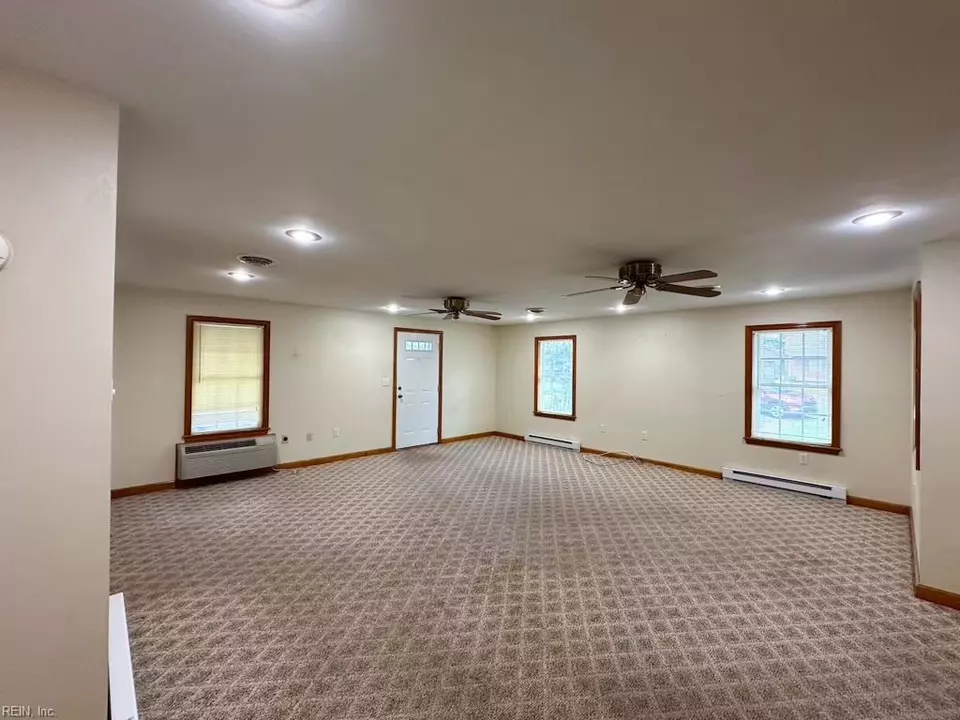 Living - 1236 Willowbrook Dr, Suffolk, VA 23434 photo 3 of 4