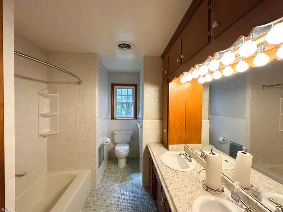 Bath - 1236 Willowbrook Dr, Suffolk, VA 23434 photo 2 of 2