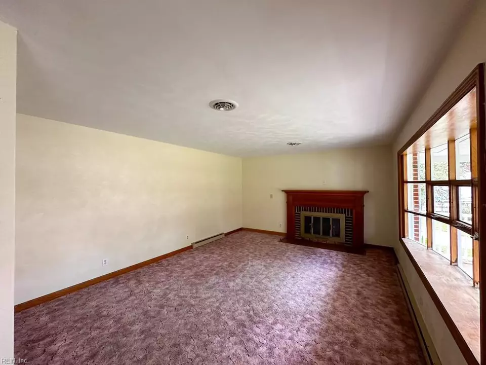 Living - 1236 Willowbrook Dr, Suffolk, VA 23434 photo 2 of 4