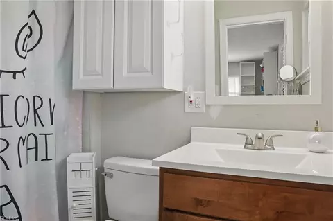 Bath - 18 Marvin Dr, Hampton, VA 23666 photo 3 of 4