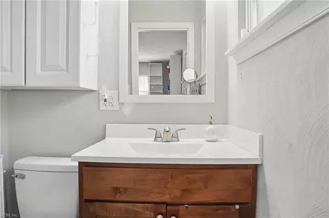 Bath - 18 Marvin Dr, Hampton, VA 23666 photo 2 of 4