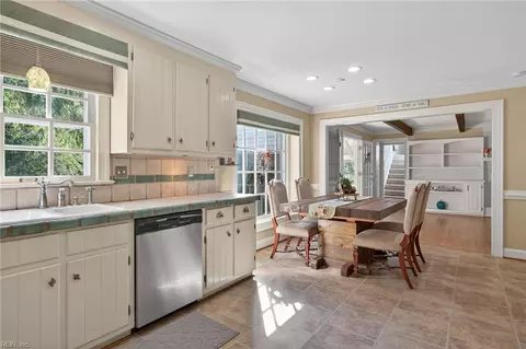 Kitchen - 3917 Oak Dr E, Chesapeake, VA 23321 photo 5 of 5