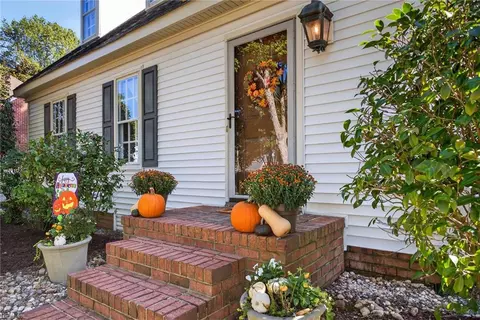 Exterior - 3917 Oak Dr E, Chesapeake, VA 23321 photo 3 of 14