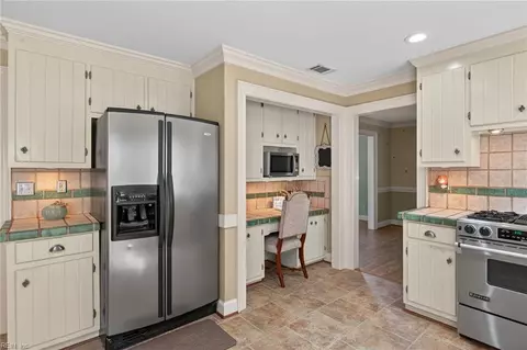 Kitchen - 3917 Oak Dr E, Chesapeake, VA 23321 photo 4 of 5