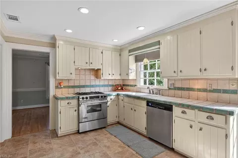 Kitchen - 3917 Oak Dr E, Chesapeake, VA 23321 photo 3 of 5