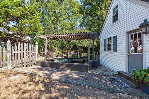 Exterior - 3917 Oak Dr E, Chesapeake, VA 23321 photo 12 of 14