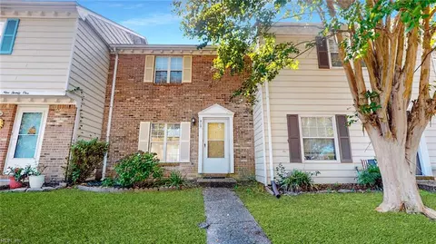 919 Captains Ct, Chesapeake, VA 23320