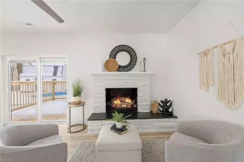 Living - 4252 Raleigh Rd, Chesapeake, VA 23321 photo 6 of 10
