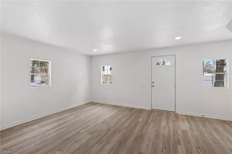 Living - 4252 Raleigh Rd, Chesapeake, VA 23321 photo 9 of 10