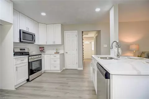 Kitchen - 6832 Ivanhoe Ct, Suffolk, VA 23435 photo 5 of 7