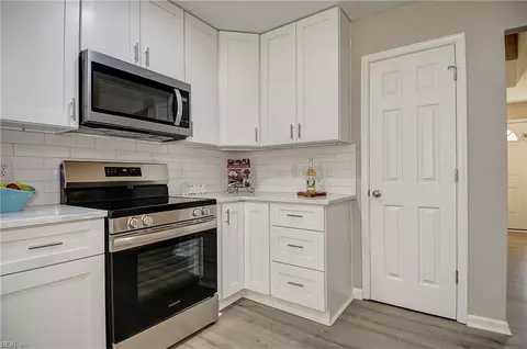 Kitchen - 6832 Ivanhoe Ct, Suffolk, VA 23435 photo 4 of 7