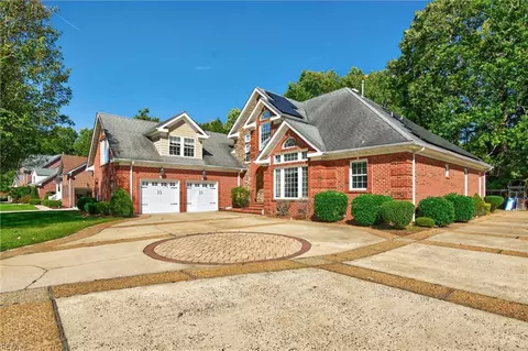 1709 Swan Lake Cres, Chesapeake, VA 23321