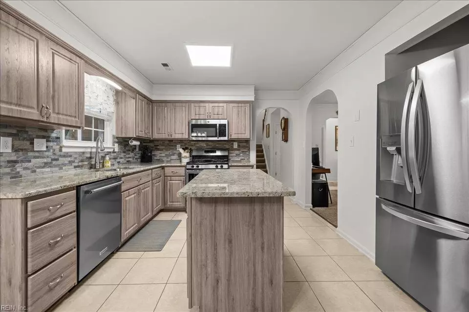 Kitchen - 4764 Ardmore Ln, Virginia Beach, VA 23456 photo 3 of 6