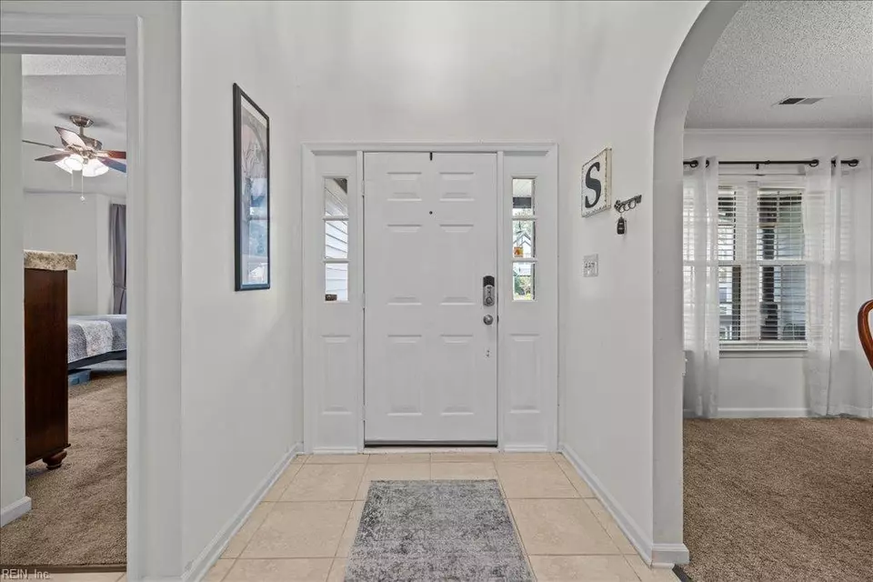 Entry Way - 4764 Ardmore Ln, Virginia Beach, VA 23456 photo 2 of 10