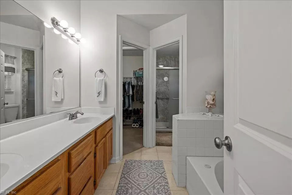 Bath - 4764 Ardmore Ln, Virginia Beach, VA 23456 photo 2 of 6