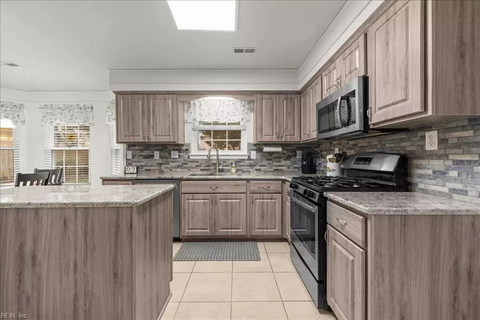 Kitchen - 4764 Ardmore Ln, Virginia Beach, VA 23456 photo 2 of 6