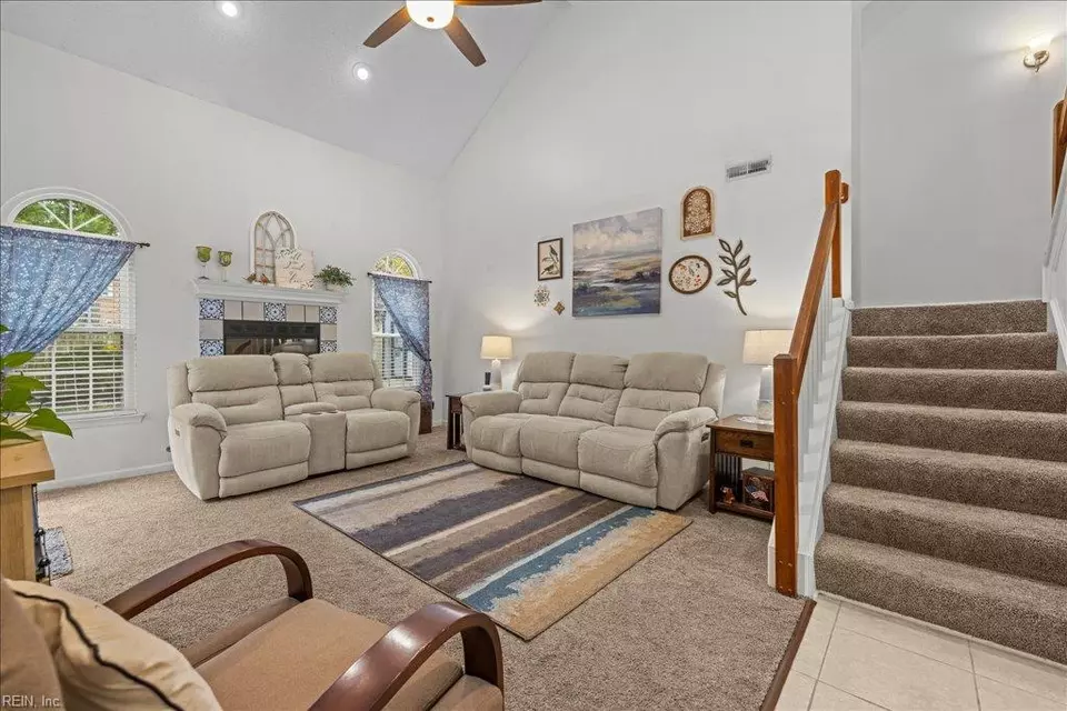Entry Way - 4764 Ardmore Ln, Virginia Beach, VA 23456 photo 5 of 10