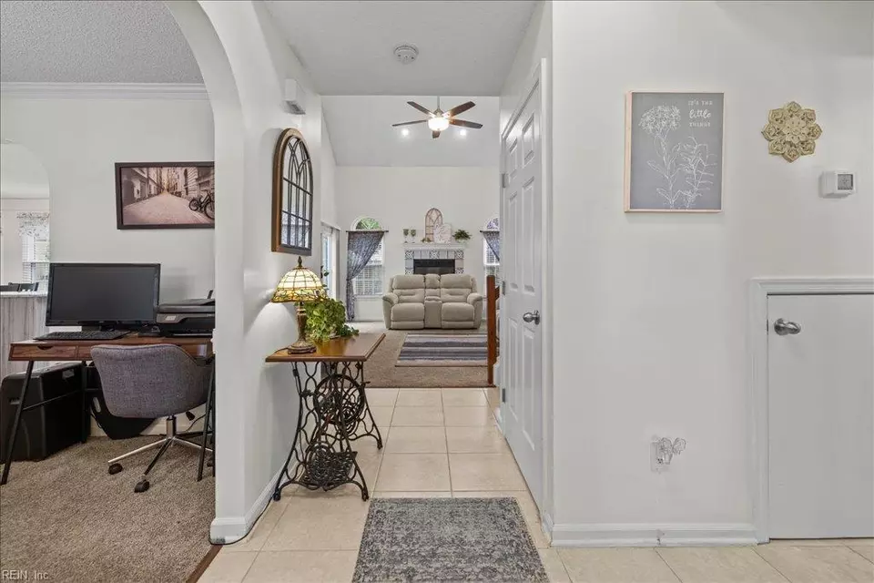 Entry Way - 4764 Ardmore Ln, Virginia Beach, VA 23456 photo 1 of 10