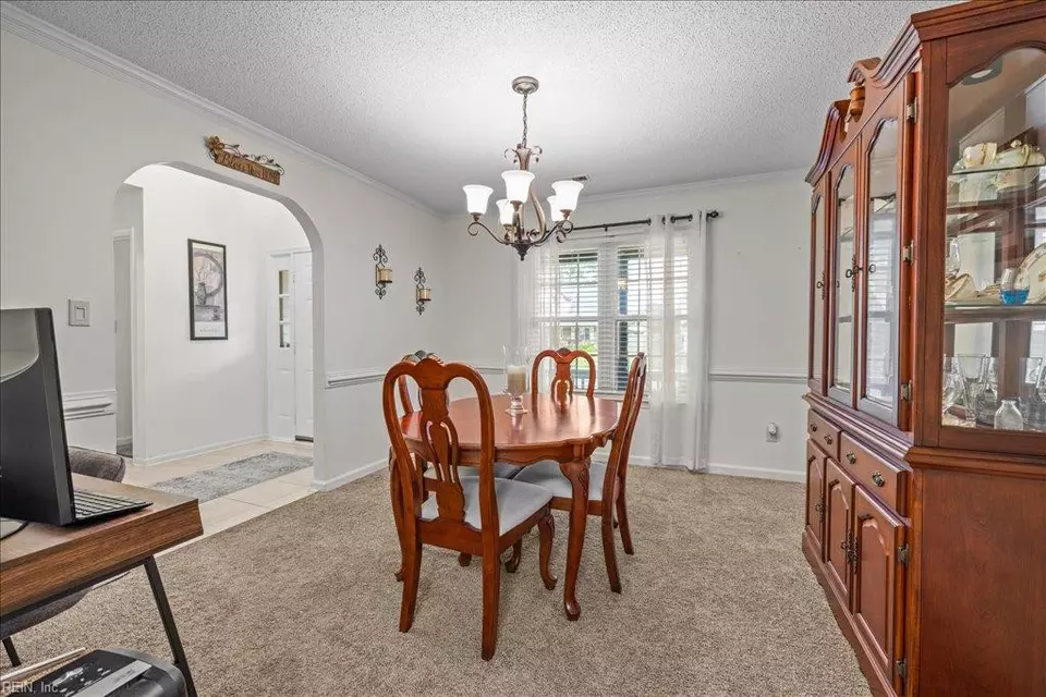 Dining - 4764 Ardmore Ln, Virginia Beach, VA 23456 photo 2 of 3